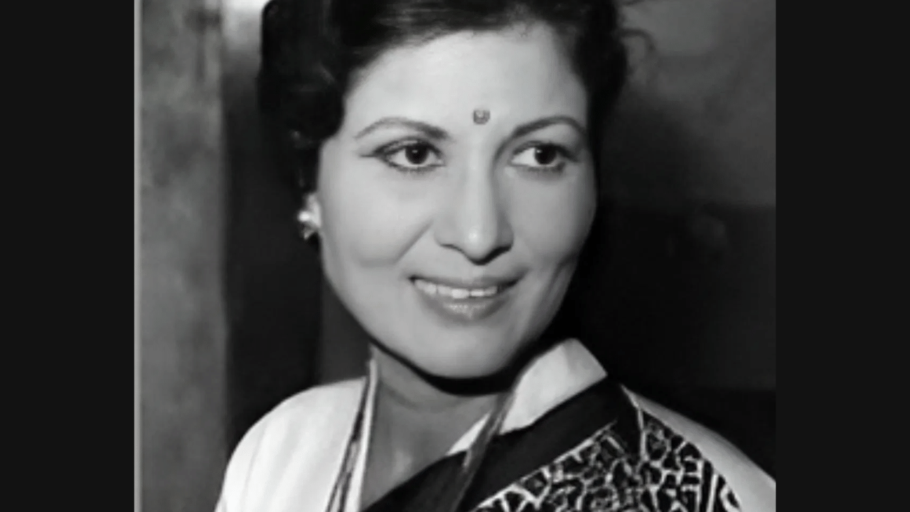 পৰিয়ালৰ এনে অশান্তিৰ মাজতে শশীকলা অন্য যুৱকৰ সৈতে অবৈধ সম্পৰ্কত সোমাই পৰে। প্ৰেমত সকলো পাহৰি শশীকলাই স্বামী আৰু সন্তানক এৰি প্ৰেমিকৰ সৈতে বিদেশলৈ গুচি যায়। পিছে শশীকলাৰ এই সিদ্ধান্তও আছিল ভুল। কিন্তু প্ৰেমিকে তেওঁক অত্যাচাৰ কৰিবলৈ আৰম্ভ কৰে।