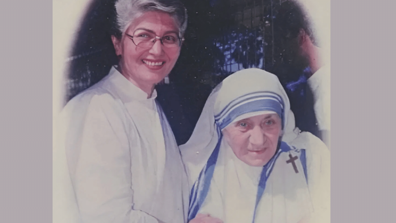 প্ৰেমিকৰ অশান্তিত শশীকলাই পুনৰ ঘৰলৈ উভতিছিল যদি পৰিয়ালৰ লোকে তেওঁক গ্ৰহণ কৰিব বিচৰা নাছিল। পিছত শশীকলাই নিশা ৰাজপথত কটাই খাদ্যৰ বাবে ভিক্ষা খুজিব আৰম্ভ কৰিছিল। এই সময়ত শশীকলাক সহায় কৰিছিল মাদাৰ টেৰেচাই। তেওঁৰ লগত থাকি অভিনেত্ৰীগৰাকীয়ে ৯ বছৰ ৰাইজৰ সেৱা আগবঢ়ায় । অৱশেষত ২০২১ চনত ৮৮ বছৰ বয়সত তেওঁৰ মৃত্যু হয়।