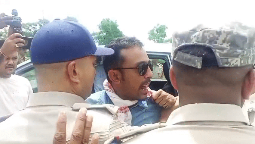 দুলীয়াজান অভিমুখে গৈ থকা সময়তেই ডিমৌত ডিব্ৰুগড় আৰু শিৱসাগৰ আৰক্ষীয়ে যৌথভাৱে আটক কৰে শৃংখল চলিহাক ।