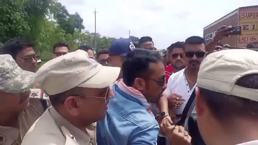 চমন লাভৰ পাচতেই শৃংখল চলিহাই সামাজিক মাধ্যম ফেচবুকত এক পোষ্ট কৰিছিল ।