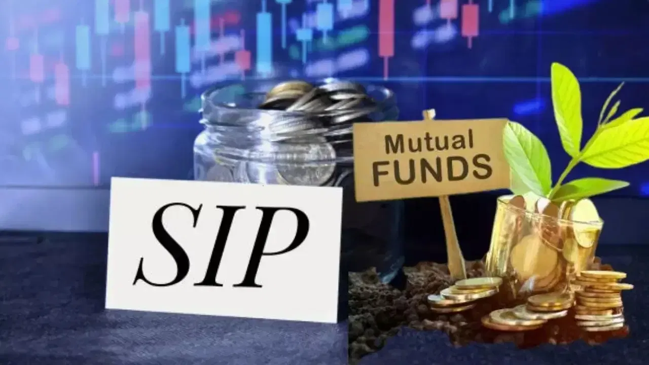 SIP ৰ আটাইতকৈ ডাঙৰ সুবিধাটো হ’ল ই বিনিয়োগক সহজ, নিয়মীয়া আৰু অনুশাসিত কৰি তোলে। লগতে, ই চক্রবৃদ্ধি সুতৰ (compounding) সুবিধাও প্ৰদান কৰে। অৰ্থাৎ আপোনাৰ বিনিয়োগৰ সুত, আৰু সেই সুতৰ ওপৰত পুনৰ সুত।