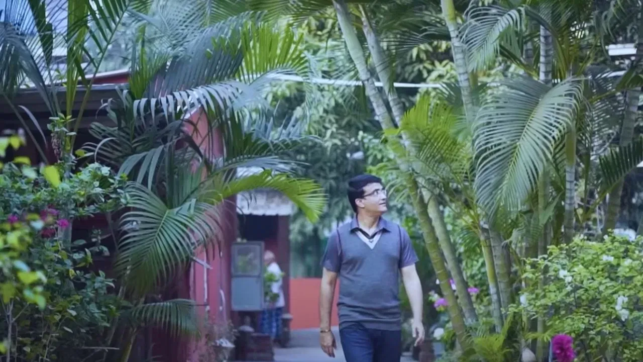 কলকাতাৰ বেহালাত সৌৰভ গাংগুলীৰ পিতৃৰ ঘৰ। সেই ঘৰৰ লগত তেওঁৰ এক বিশেষ বন্ধন আছে। হাজাৰ হাজাৰ স্মৃতি সংলগ্ন হৈ আছে। (ফটো-এছিয়ান পেইণ্টছ ইউটিউব চেনেল)