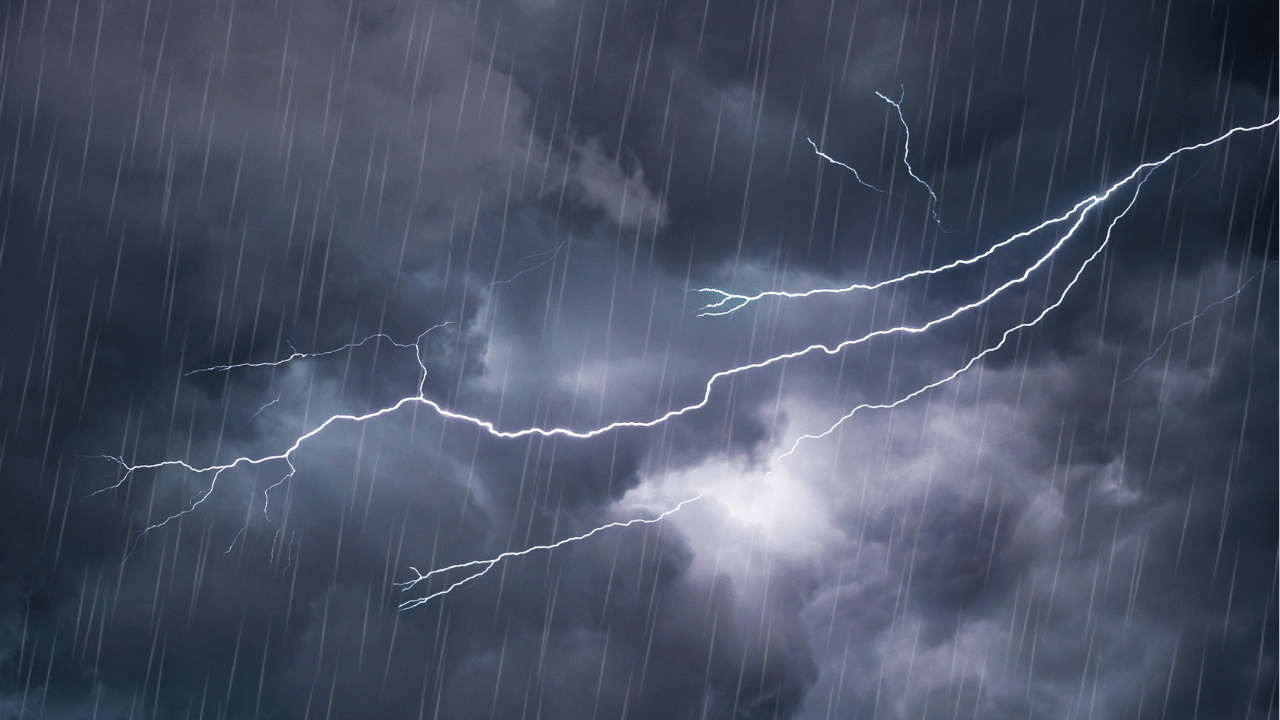 ইয়াৰ মাজতে ৰাজ্যত ১৩ খনকৈ জিলাত য়ালো এলাৰ্ট জাৰি কৰিছে বতৰ বিজ্ঞান বিভাগে। বতৰৰ বতৰা অনুসৰি, আগন্তুক ২-৩ টা দিনলৈ এই জিলাকেইখনত বৰষুণ কমাৰ সম্ভাৱনা নাই। কিছু সময়ৰ বাবে কমিলেও পুনৰ আৰম্ভ হ'ব বৰষুণ।