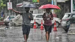 বৰপেটা, দৰং, ধেমাজি, গোৱালপাৰা, কামৰূপ, কামৰূপ (মেট্ৰ’), লখিমপুৰ, মৰিগাঁও, নগাঁও, নলবাৰী, আৰু পশ্চিম কাৰ্বি আংলঙকে ধৰি কেইবাখনো জিলাত বজ্ৰপাত আৰু পাতলীয়াৰ পৰা মধ্যমীয়া বৰষুণৰ সম্ভাৱনা প্ৰকাশ কৰিছে IMD গুৱাহাটীয়ে।