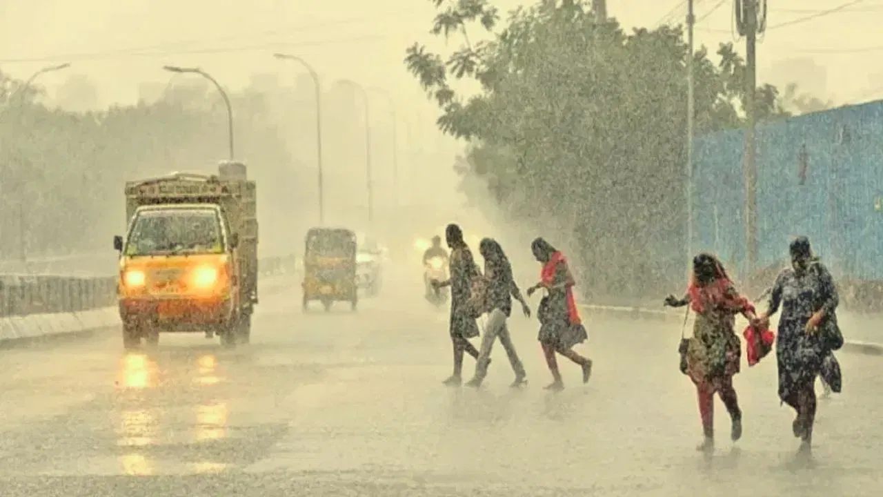 ইয়াৰ মাজতে পুনৰ অসমৰ বতৰত লৈ সতৰ্কবাণী IMD। ৰাজ্যৰ ১১খনকৈ জিলাত আজি বৰষুণ ধুমুহা-বৰষুণ অহাৰ সম্ভাৱনা।