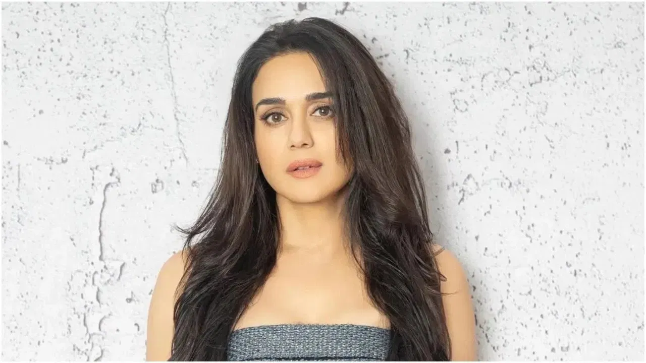 IPL ত টিকট বিক্ৰী কৰি যি টকা উপাৰ্জন হয় তাতো আই পি এল দলৰ মালিকৰ অংশ থাকে। সংবাদ মাধ্যমৰ খবৰ অনুসৰি ৮০ শতাংশ ধন টিকট বিক্ৰীৰ পৰা যায়। ইয়াৰ উপৰিও দলটোৱে sponsorship ৰ জৰিয়তেও উপাৰ্জন কৰে।