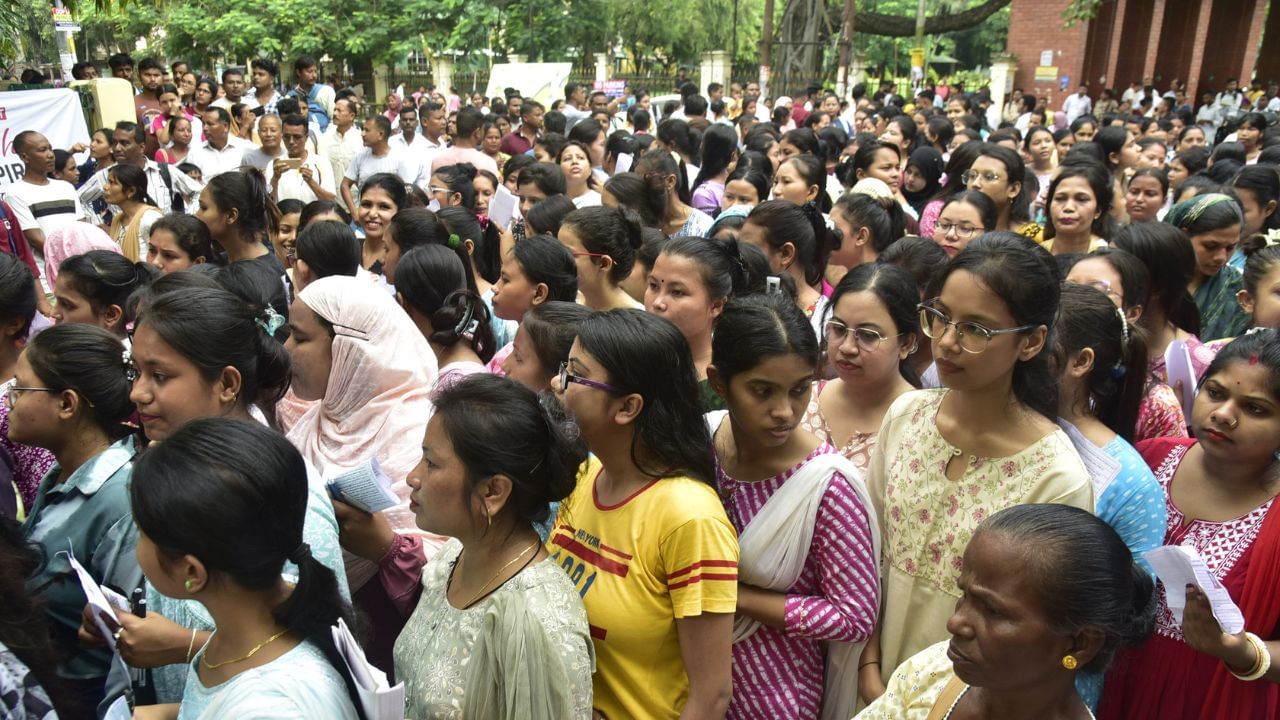একেদৰে মুখ্যমন্ত্ৰীগৰাকীয়ে অহা ১০ অক্টোবৰত নিযুক্তি পত্ৰ বিতৰণ কৰাৰ বাবে ৰাজ্য চৰকাৰে চেষ্টা চলাব বুলিও জানিবলৈ দিছে। তেওঁ কয় যে, পূৰ্বৰ প্ৰতিশ্ৰুতি অনুসৰি ১০ অক্টোবৰত নিযুক্তি পত্ৰ বিতৰণ কৰাৰ বাবে চেষ্টা কৰা হ’ব ।