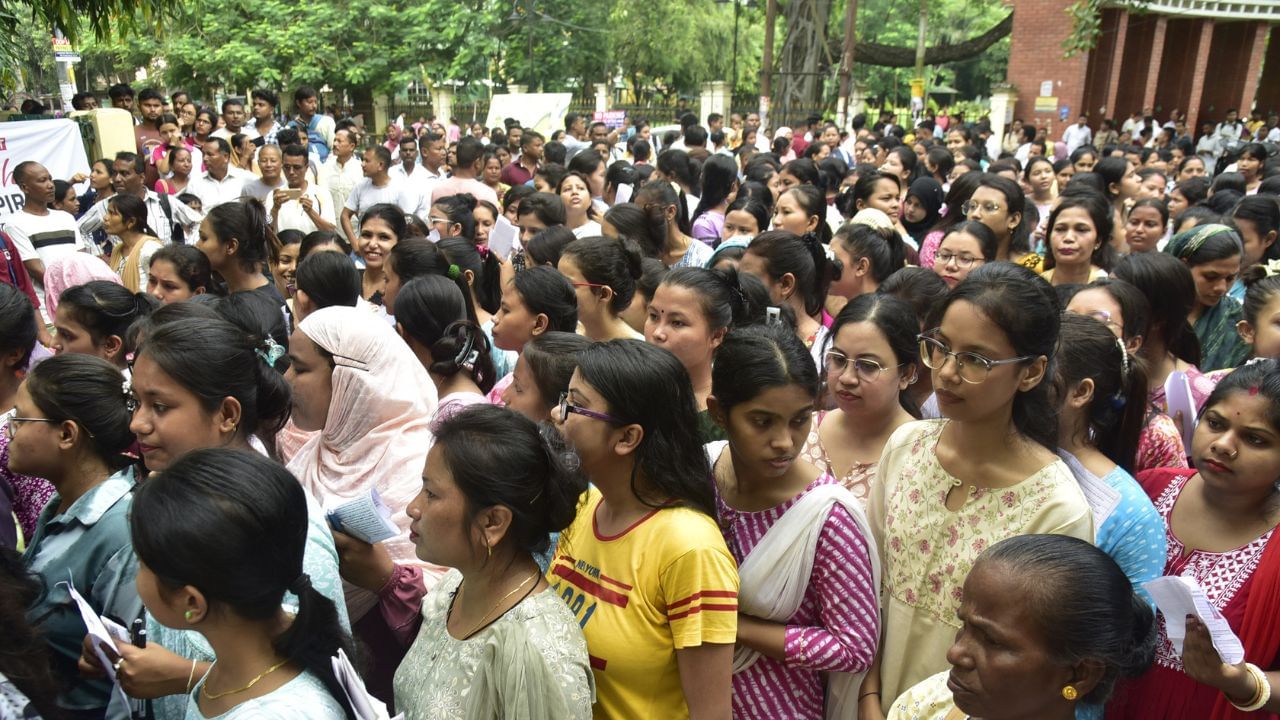 একেটা দিনৰ পৰাই চতুৰ্থ বৰ্গৰ মৌখিক পৰীক্ষাও আৰম্ভ হ’ব বুলি তেওঁ সদৰী কৰে। মুখ্যমন্ত্ৰীগৰাকীয়ে জানিবলৈ দিয়া মতে ১৫ জুলাইৰ ভিতৰত এই নিযুক্তি পৰীক্ষাৰ সকলো প্ৰক্ৰিয়া সম্পন্ন কৰি ১০ অক্টোবৰত নিযুক্তি প্ৰদান কৰা হ’ব। উক্ত দিনাই অসম আৰক্ষী, শিক্ষা বিভাগ আৰু স্বাস্থ্য বিভাগৰো নিযুক্ত প্ৰদান কৰা হ’ব বুলি তেওঁ ঘোষণা কৰে।