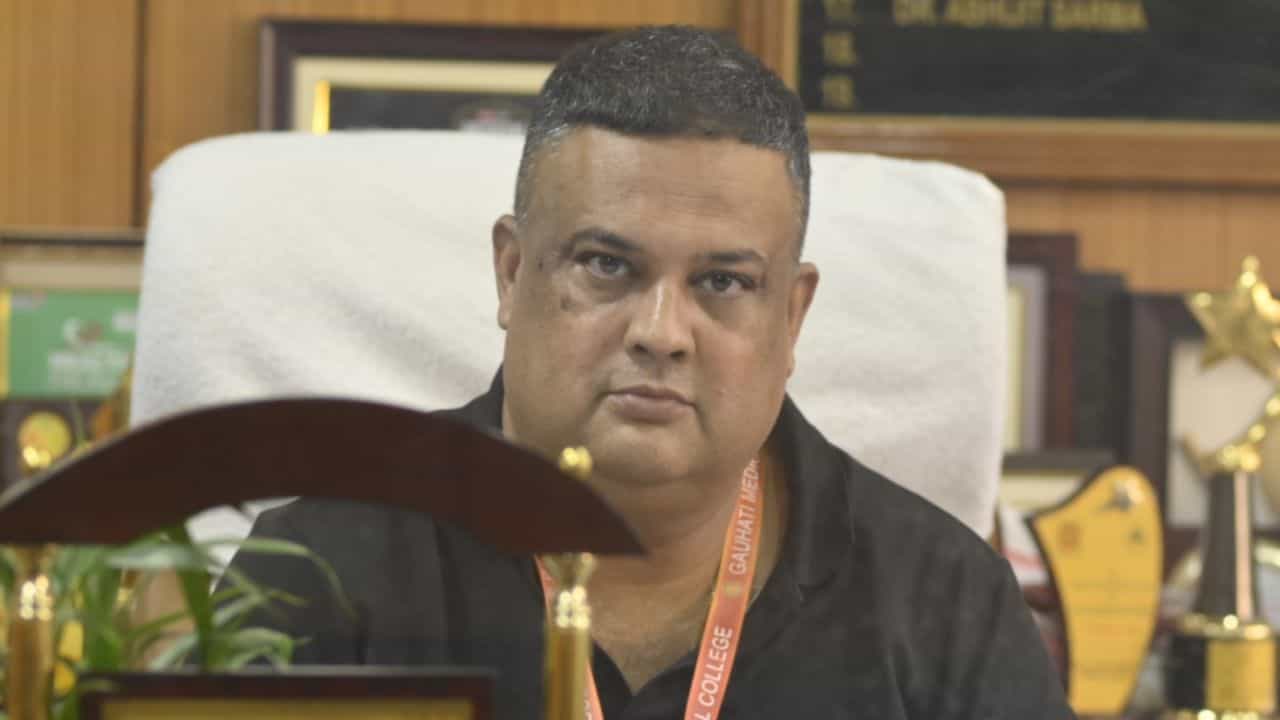 অসমত নাই এই বিশেষ অনুমতি, সেয়ে কলকাতাত বৃক্ক সংৰোপণ কৰা হৈছে ডাঃ অভিজিত শৰ্মাৰ