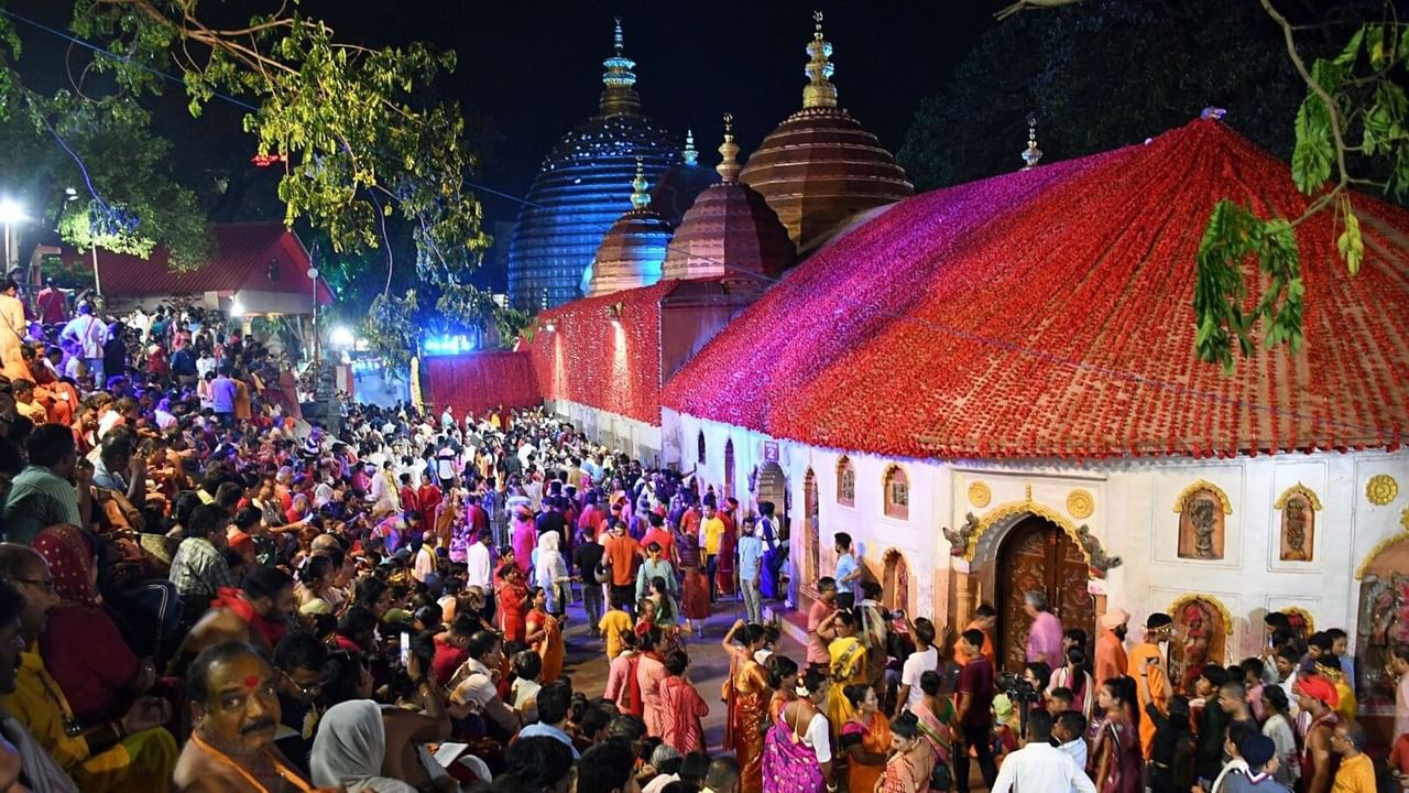 বিভিন্ন পৰম্পৰা ৰীতি-নীতিৰে দেশ তথা ৰাজ্যৰ ভক্তগণে পালন কৰিলে অম্বুবাচী। জনবিশ্বাস অনুসৰি আহাৰ মাহৰ মৃগশিৰা নক্ষত্ৰৰ তৃতীয় পাদৰ অন্ত চতুৰ্থ পাদৰ আৰম্ভণিৰ লগে লগে ৰজস্বলা হয় ধৰিত্ৰী।সেই সময়তে অৰ্থাৎ অম্বুবাচীৰ প্ৰবৃত্তিত বন্ধ কৰি দিয়া হয় কামাখ্যা মন্দিৰৰ মূল দুৱাৰ।
