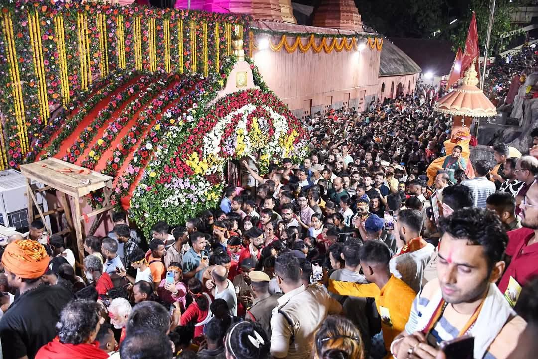 মা কামাখ্যা ধামত অম্বুবাচীৰ নিবৃত্তি। বৃহস্পতিবাৰে পুৱতি নিশা ৩ বাজি ১৯ মিনিটত নিবৃত্তি অম্বুবাচীৰ। ৪ দিনৰ অন্তত আজি খুলি দিয়া হ’ল কামাখ্যা মন্দিৰৰ মূল দুৱাৰ।