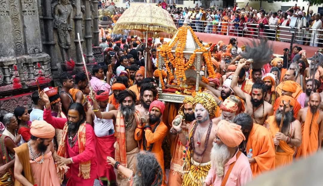 পুৱতি নিশাৰে পৰা কামাখ্যাৰ দুৱাৰত ভিৰ কৰিছে অজস্ৰজনে। লক্ষ লক্ষ ভক্তৰ আগমনত প্ৰাণৱন্ত হৈ পৰিছে কামাখ্যা ধাম।