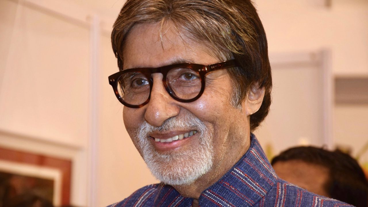তথ্য অনুসৰি, প্ৰথম অৱস্থাত অমিতাভ বচ্চনে যি স্থানত কাম কৰিছিল, সেই কৰ্মক্ষেত্ৰত তেওঁৰ বছৰ নাম আছিল বিজয় চৌহান। এই নাম অমিতাভৰ পছন্দ হৈছিল। এই কাৰণতে অমিতাভে নিজৰ চিনেমাত বিজয় নামটো অধিক পছন্দ কৰিছিল।
