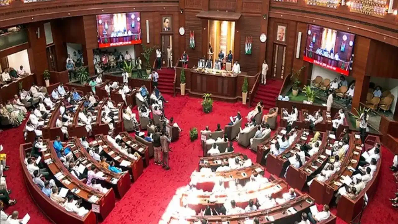 সোমবাৰে, ৯ জুনত অনুষ্ঠিত হয় অসম বিধানসভাৰ বিশেষ অধিবেশন। এদিনীয়া এই অধিবেশনত চৰকাৰে ড০ ভূপেন হাজৰিকাৰ জন্মজয়ন্তী পালন কৰা সন্দৰ্ভত আলোচনা কৰে। এই সময়চোৱাত চৰকাৰে হাজৰিকা সন্দৰ্ভত লোৱা বিভিন্ন সিদ্ধান্তৰ বিষয়ে জনায়।