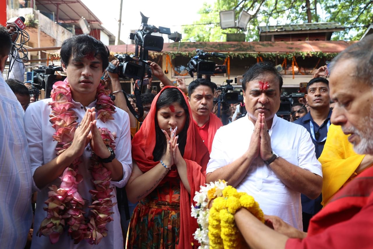 নিবৃত্তিৰ পিছত মা কামাখ্যাৰ আশিস ল’বলৈ কামাখ্যা মন্দিৰত অগণন ভক্তই ভিৰ কৰে। বিভিন্ন পৰম্পৰা ৰীতি-নীতিৰে দেশ তথা ৰাজ্যৰ ভক্তগণে পালন কৰিলে অম্বুবাচী। আজি পৰিয়ালৰ সৈতে মুখ্যমন্ত্ৰী হিমন্ত বিশ্ব শৰ্মায়ো গৈছে মাৰ আশিস ল'বলৈ।