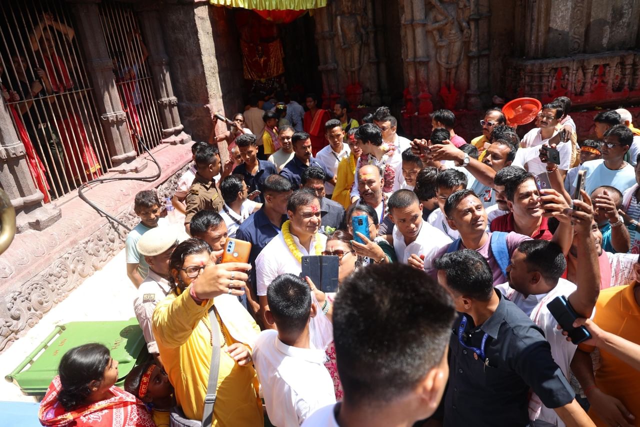 ইফালে শক্তিপীঠ মা কামাখ্যত উপস্থিত থকা ভক্তসকলে মুখ্যমন্ত্ৰীক দেখি আনন্দিত হৈ পৰে। সকলোৱে মুখ্যমন্ত্ৰীৰ সৈতে ছেলফি ল'বলৈ হেতাওপৰা লগায়।
