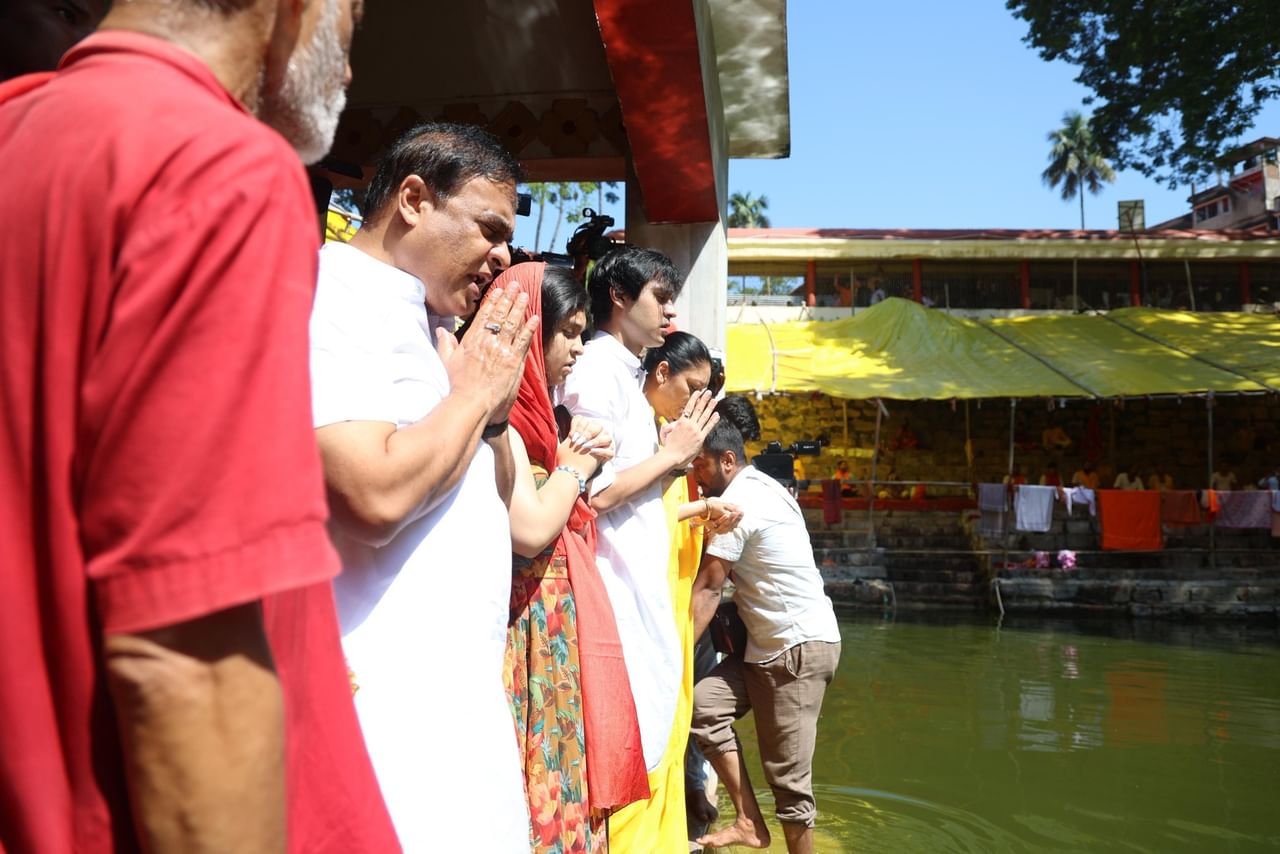 অম্বুবাচীৰ নিবৃত্তিৰ পাছত সহধৰ্মিণী ৰিণিকি আৰু তনয়-তনয়াৰ সৈতে আজি শক্তিময়ী দেৱী মালৈ সেৱা-অৰ্চনা আগবঢ়ায়। শনিবাৰে পুৱাতেই মা কামাখ্যা ধামলৈ গৈ প্ৰথমে সৌভাগ্য কুণ্ডত সেৱা কৰে।