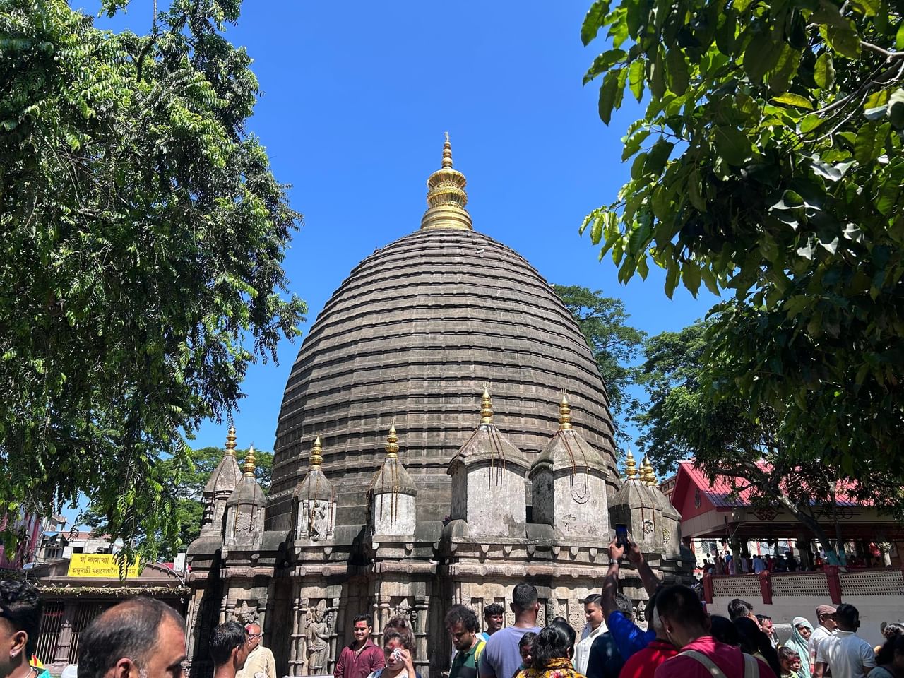 নীলাচল পাহাৰৰ শক্তিপীঠ কামাখ্যা মন্দিৰত ২২ জুনৰ পৰা ২৬ জুনলৈ অনুষ্ঠিত হোৱা মহা অম্বুবাচী মেলাৰ অন্ত পৰে। ২৬ জুনত পুৱা ৩ বাজি ১৬ মিনিটত অম্বুবাচী নিবৃত্তি হয়। তাৰ লগে লগেই যথা ৰীতি অনুসৰি মুকলি কৰা হয় কামাখ্যা মন্দিৰৰ দুৱাৰ।