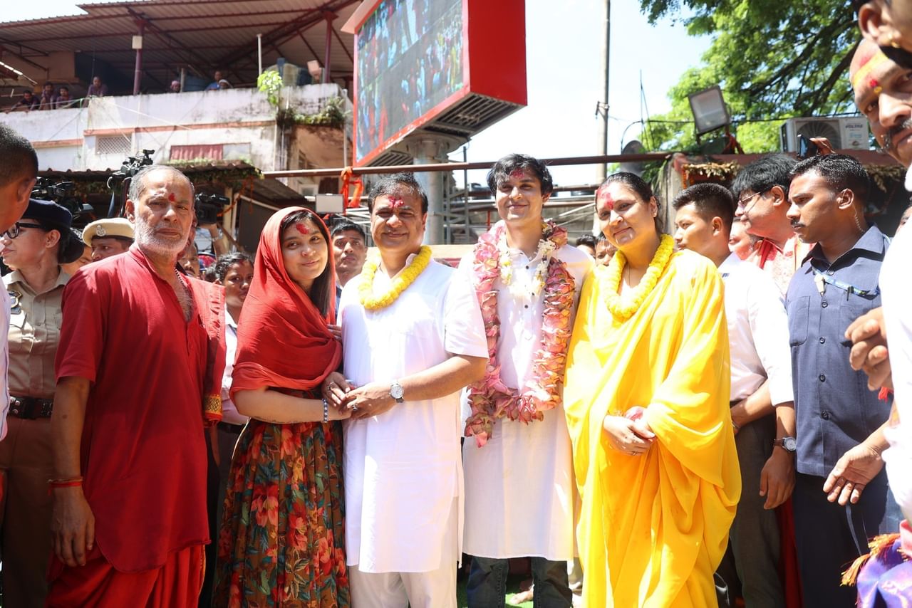 মা কামাখ্যাত সেৱা জনাই সামাজিক মাধ্যমত মুখ্যমন্ত্ৰীয়ে লিখিছে, 'অম্বুবাচীৰ নিবৃত্তিৰ পাছত সহধৰ্মিণী ৰিণিকি আৰু আমাৰ তনয়-তনয়াৰ সৈতে আজি শক্তিময়ী দেৱী মালৈ সেৱা-অৰ্চনা আগবঢ়াই মন প্ৰফুল্লিত হ'ল। সৰ্বস্তৰৰ ৰাইজৰ প্ৰতি দেৱী মাৰ কৃপা চিৰদিন থাকক সেয়াই কামনা কৰিলোঁ।' জয় মা কামাখ্যা 🙏