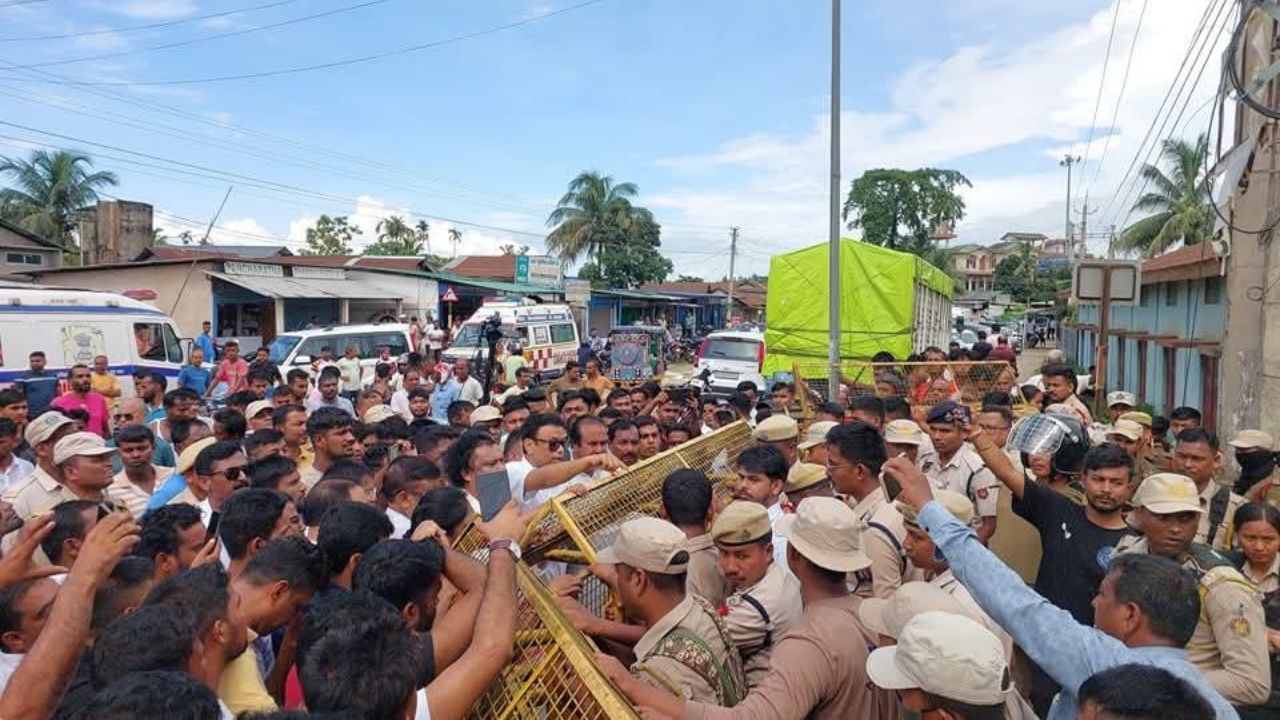 গোৱালপাৰাৰ উচ্ছেদিত পৰিয়ালক সাক্ষাৎ কৰিবলৈ যোৱা কংগ্ৰেছ বিধায়িনী দলক বাধা !