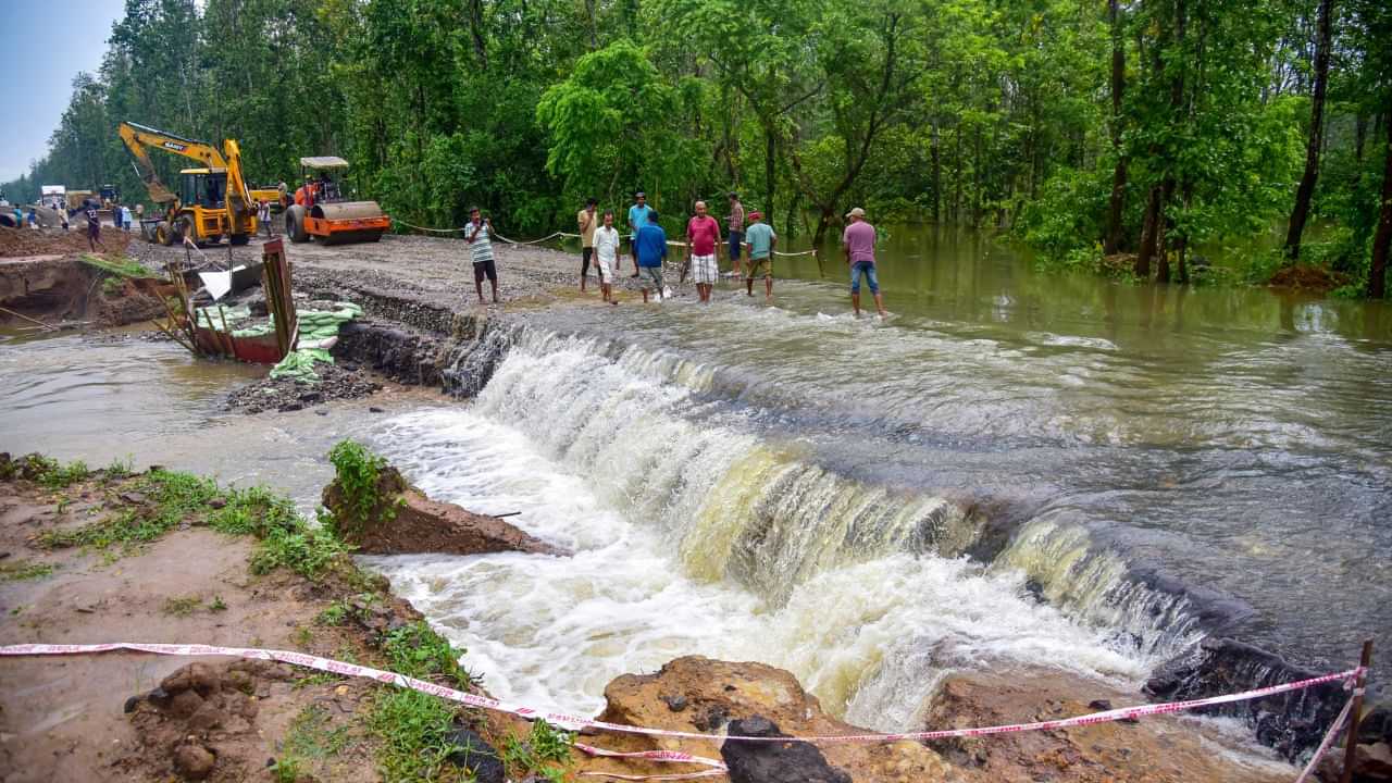 ব্যাহত ৰে’ল-পথ পৰিবহণ ব্যৱস্থা, বান-ভূমিস্খলনত প্ৰাণ হেৰুৱাইছে ৰাজ্যখনৰ ৮ জন লোকে...