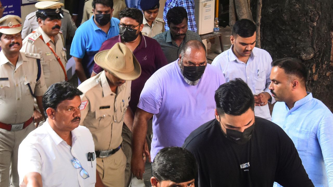 বাংগালুৰু পদপিষ্ট কাণ্ডঃ ১৪ দিনৰ ন্যায়িক জিম্মালৈ আৰচিবিৰ সদস্যসহ চাৰি ধৃত ব্যক্তি বাংগালুৰু পদপিষ্ট কাণ্ডঃ ১৪ দিনৰ ন্যায়িক জিম্মালৈ আৰচিবিৰ সদস্যসহ চাৰি ধৃত ব্যক্তি