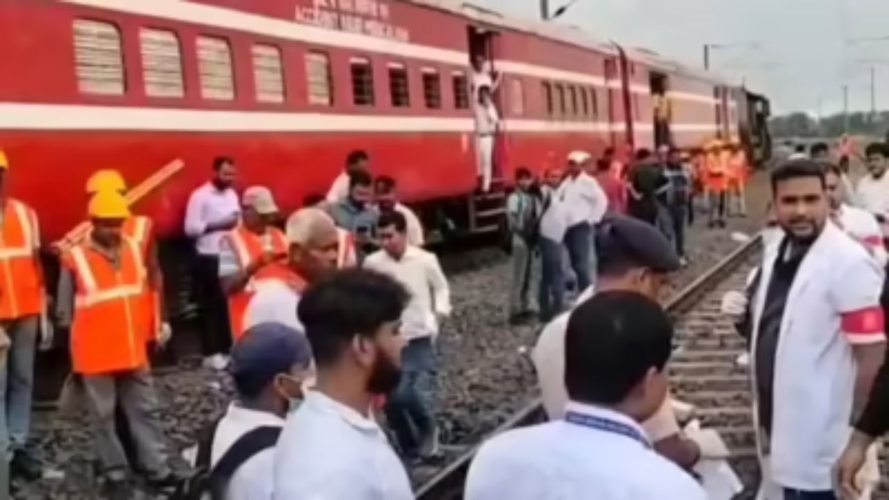 Bihar train accident: ভয়ংকৰ ৰে’ল দুৰ্ঘটনা! অৱধ আছাম এক্সপ্ৰেছৰ সৈতে ৰে’লৱেৰ ট্ৰলীৰ খুন্দা Bihar train accident: ভয়ংকৰ ৰে’ল দুৰ্ঘটনা! অৱধ আছাম এক্সপ্ৰেছৰ সৈতে ৰে’লৱেৰ ট্ৰলীৰ খুন্দা