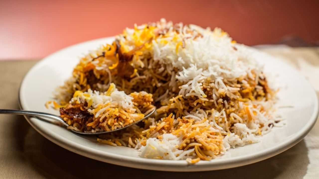 ৰেস্তোঁৰাত চিকেন বিৰিয়ানীত ওলাল জেঠী, আচল কাহিনী দেখি হতবাক আৰক্ষীও ৰেস্তোঁৰাত চিকেন বিৰিয়ানীত ওলাল জেঠী, আচল কাহিনী দেখি হতবাক আৰক্ষীও