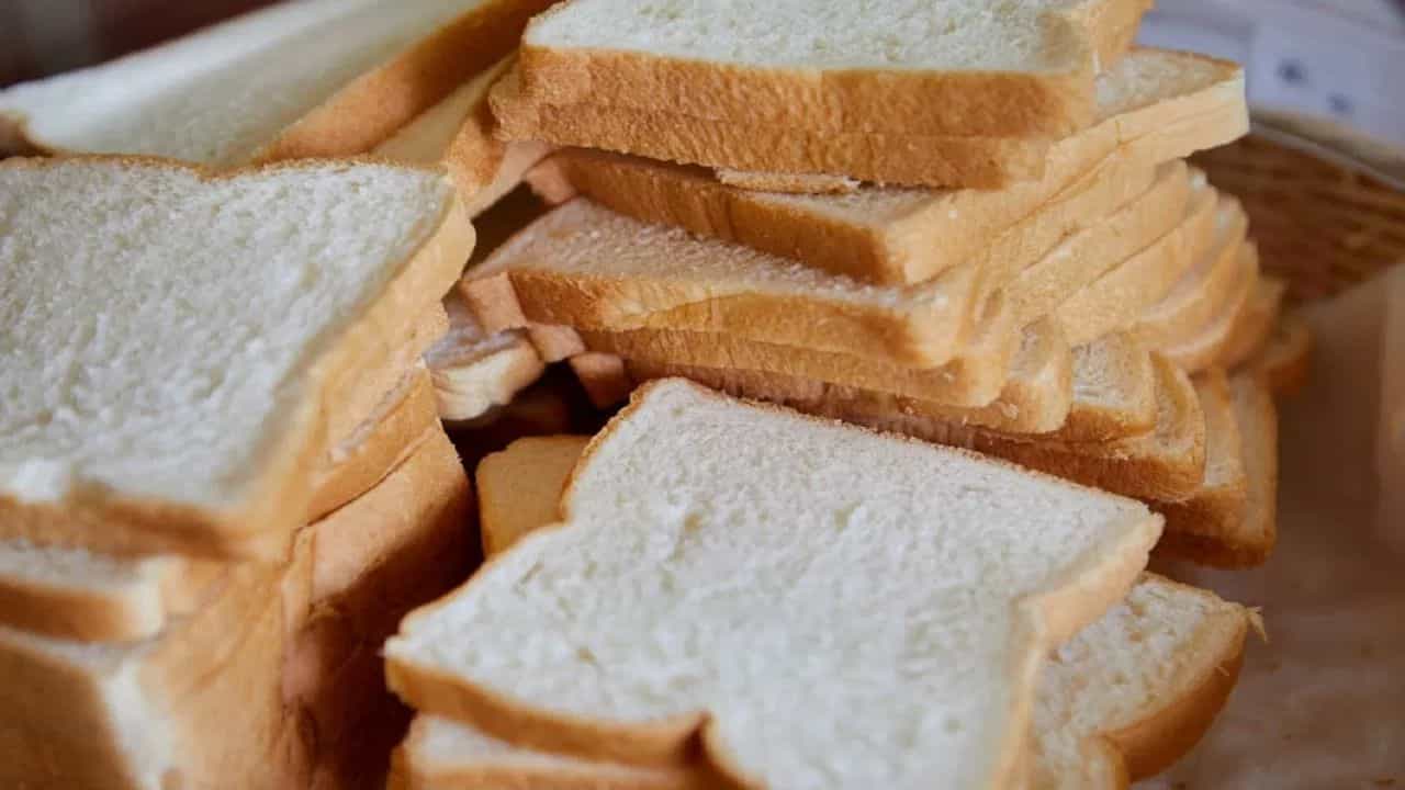 ব্ৰেকফাষ্টত ব্ৰেড খোৱাৰ অভ্যাস আছে নেকি ?  ই কেনেধৰণৰ সমস্যাৰ সৃষ্টি কৰিব পাৰে জানক...