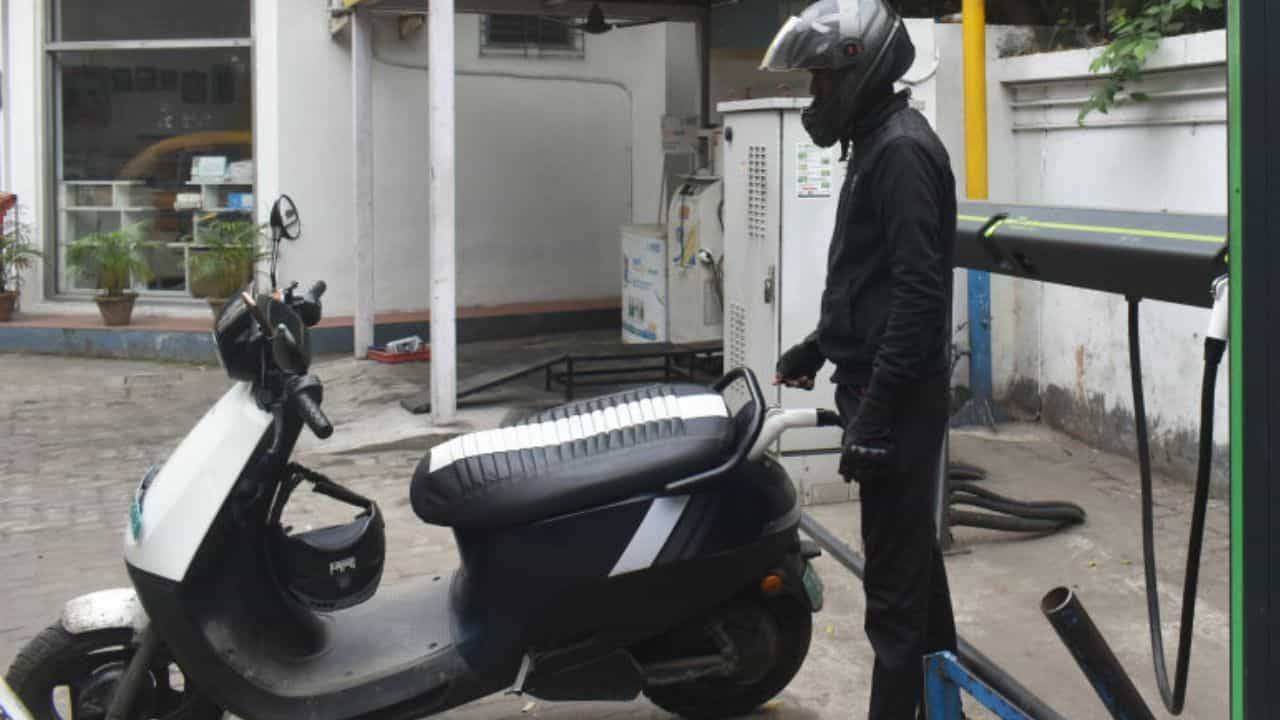 আপুনিও চলায় নেকি ইলেক্ট্ৰিক স্কুটাৰ? সাৱধান! বাৰিষা কালত মনত ৰাখক এইসমূহ কথা... আপুনিও চলায় নেকি ইলেক্ট্ৰিক স্কুটাৰ? সাৱধান! বাৰিষা কালত মনত ৰাখক এইসমূহ কথা...