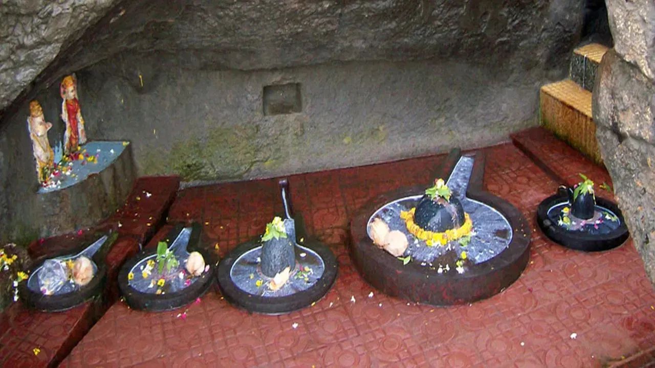 গংগেশ্বৰ মন্দিৰ, গুজৰাটঃ গুজৰাটৰ দায়ু চহৰৰ পৰা প্ৰায় ৩ কিলোমিটাৰ দূৰত্বৰ পদুম নামৰ এখন গাঁৱত এই গংগেশ্বৰ মন্দিৰ অৱস্থিত। মন্দিৰৰ গংগেশ্বৰ নাম গংগা আৰু ঈশ্বৰৰ সংমিশ্ৰণ। গংগেশ্বৰ মানে গংগাৰ দেৱতা। এই মন্দিৰ সাগৰৰ পাৰৰ শিলৰ মাজত এটা গুহাত অৱস্থিত। মন্দিৰত পাঁচটা শিৱলিংগ আছে আৰু এই শিৱলিংগকেইটা পাণ্ডৱসকলে দৈনন্দিন পূজাৰ বাবে প্ৰতিষ্ঠা কৰিছিল বুলি বিশ্বাস কৰা হয়। এই শিৱলিংগকেইটা জোৱাৰ-ভাটাৰ সময়ত সাগৰত ডুব যায়। কম জোৱাৰৰ সময়তহে লিংগকেইটা দেখা যায়। এই মন্দিৰক ‘সাগৰ মন্দিৰ’ বুলিও কোৱা হয়।