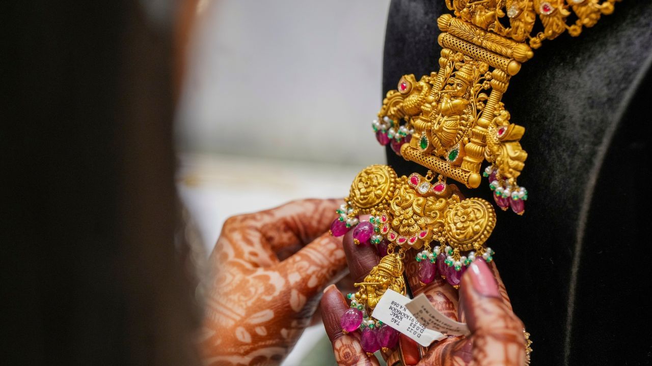 শেহতীয়া কিছুদিনত দেশৰ বজাৰত সোণৰ দাম বৃদ্ধি হোৱা পৰিলক্ষিত হৈছিল যদিও আজি সোণৰ দাম কালিৰ দৰৰ সৈতে অপৰিৱৰ্তিত আছে। মনীকণ্ট্ৰলৰ তথ্য অনুসৰি আজি দেশৰ বজাৰত ২২ কেৰেট সোণৰ প্ৰতিগ্ৰামৰ দাম ৯,২১০ টকা।