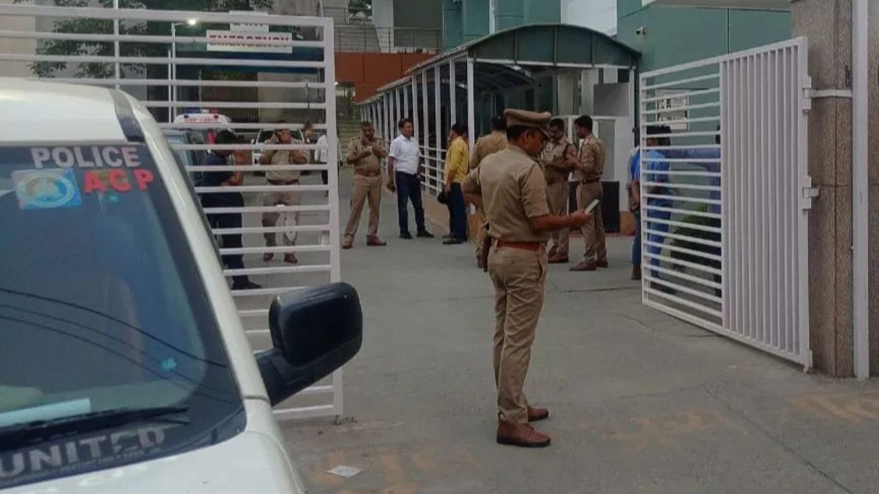 শোকাৱহ! কাম কৰি থকা অৱস্থাতে খহি পৰিল দেৱাল, প্ৰাণ হেৰুৱালে ৩ শ্ৰমিকে…. শোকাৱহ! কাম কৰি থকা অৱস্থাতে খহি পৰিল দেৱাল, প্ৰাণ হেৰুৱালে ৩ শ্ৰমিকে….