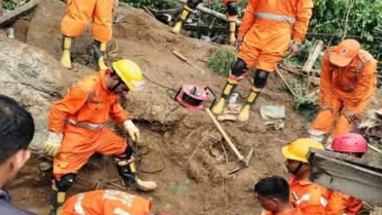 গুৱাহাটীত নিশা ভয়ংকৰ ভূমিস্খলনঃ শিলৰ হেঁচাত নিখোঁজ এজন, অব্যাহত উদ্ধাৰ অভিযান গুৱাহাটীত নিশা ভয়ংকৰ ভূমিস্খলনঃ শিলৰ হেঁচাত নিখোঁজ এজন, অব্যাহত উদ্ধাৰ অভিযান