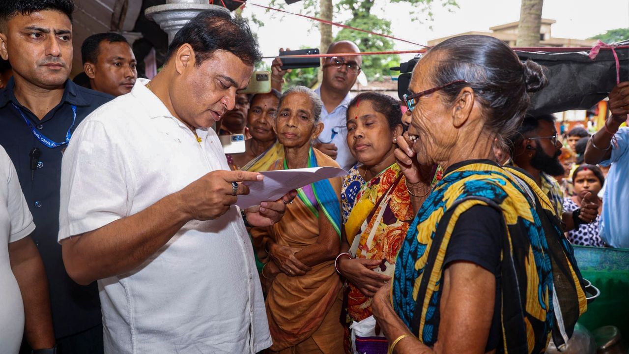 বৰাকত বানাক্ৰান্তৰ কাষত থিয় হৈ মুখ্যমন্ত্ৰীৰ সংবাদমেল, কি ক’লে ? বৰাকত বানাক্ৰান্তৰ কাষত থিয় হৈ মুখ্যমন্ত্ৰীৰ সংবাদমেল, কি ক’লে ?