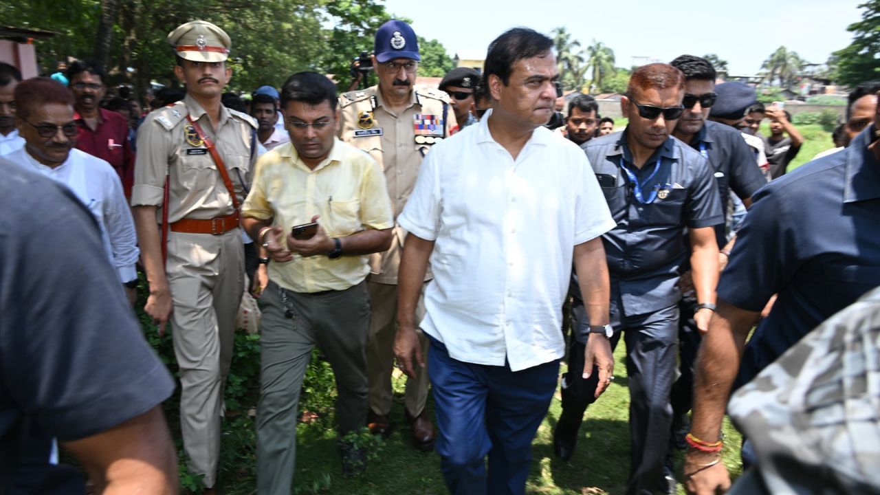 ধুবুৰী চহৰত দেখা মাত্ৰেই গুলীওৱাৰ নিৰ্দেশ মুখ্যমন্ত্ৰীৰ… ধুবুৰী চহৰত দেখা মাত্ৰেই গুলীওৱাৰ নিৰ্দেশ মুখ্যমন্ত্ৰীৰ…