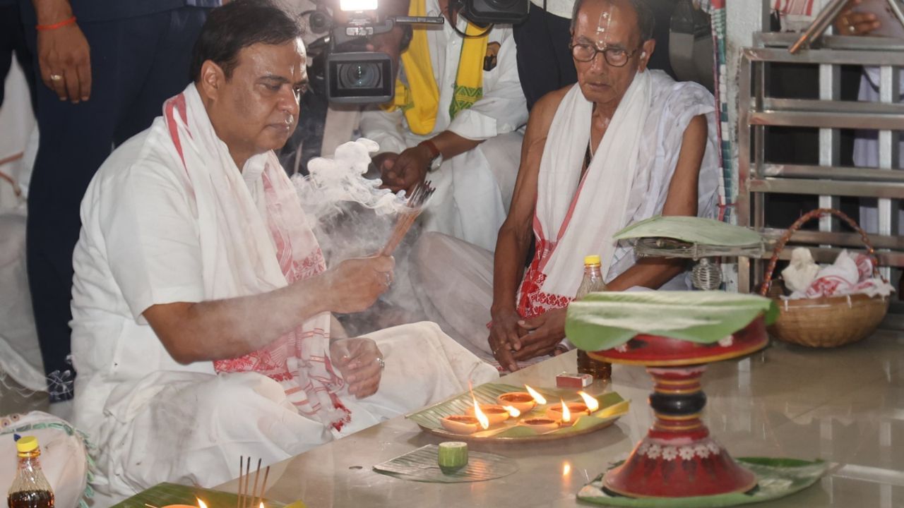 মুখ্যমন্ত্রী ড° হিমন্ত বিশ্ব শর্মাই আজি ঐতিহ্যমণ্ডিত শ্রীশ্ৰী আঠখেলীয়া নামঘৰত উপস্থিত হৈ নৱনিৰ্মিত নাটঘৰৰ শুভ উদ্বোধন কৰে। মুখ্যমন্ত্ৰীয়ে নামঘৰত বন্তি প্রজ্বলনেৰে অসমবাসীৰ কুশল-মংগল কামনা কৰি সেৱা আগবঢ়ায়। উল্লেখ্য যে, এই পৱিত্ৰ আধ্যাত্মিকস্থলী উন্নয়ন সাধনৰ অৰ্থে ৰাজ্য চৰকাৰে আগবঢ়োৱা আৰ্থিক বৰঙণিৰে ইতিমধ্যে অতিথি কক্ষ, মাহ-প্ৰসাদ ধোৱা গৃহৰ নিৰ্মাণ আদিকে ধৰি কেইবাটাও কাম সম্পাদন হৈছে।