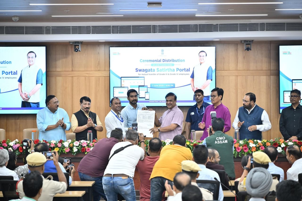 এই সন্দৰ্ভত সামাজিক মাধ্যমত মুখ্যমন্ত্ৰীয়ে লিখিছে, "আজি এটা বুটাম ক্লিকৰ লগে লগে ৯ হাজাৰৰো অধিক প্ৰাৰ্থীৰ এটি পইচাও নিদিয়াকৈ পাৰস্পৰিকভাৱে বদলি সম্পন্ন হ’ল। এই স্বচ্ছতা সকলোতে বিদ্যমান হোৱাৰ সম্পূৰ্ণ প্ৰতিশ্ৰুতি আজি আকৌ এবাৰ আগবঢ়ালোঁ ।"