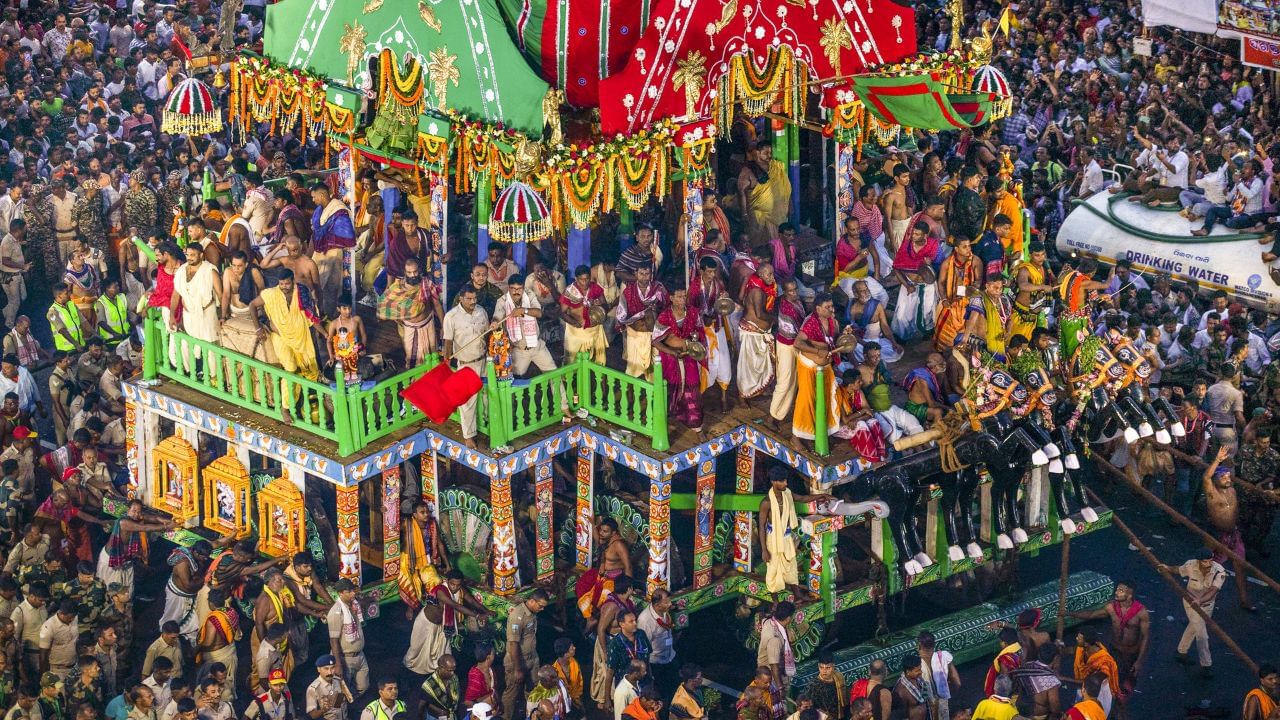 পুৰীত অভূতপূৰ্ব ঘটনা! যাত্ৰাৰ মাজতেই থমকিল জগন্নাথ মহাপ্ৰভুৰ ৰথৰ চকা, এয়া কিহৰ সংকেত? পুৰীত অভূতপূৰ্ব ঘটনা! যাত্ৰাৰ মাজতেই থমকিল জগন্নাথ মহাপ্ৰভুৰ ৰথৰ চকা, এয়া কিহৰ সংকেত?