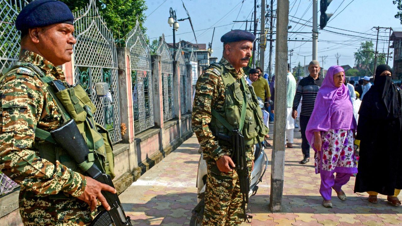 ইজৰাইল-ইৰাণৰ মাজত যুদ্ধোন্মাদ পৰিস্থিতি, হাই এলাৰ্ট জম্মু-কাশ্মীৰত! কিয় লোৱা হ’ল এনে পদক্ষেপ? ইজৰাইল-ইৰাণৰ মাজত যুদ্ধোন্মাদ পৰিস্থিতি, হাই এলাৰ্ট জম্মু-কাশ্মীৰত! কিয় লোৱা হ’ল এনে পদক্ষেপ?