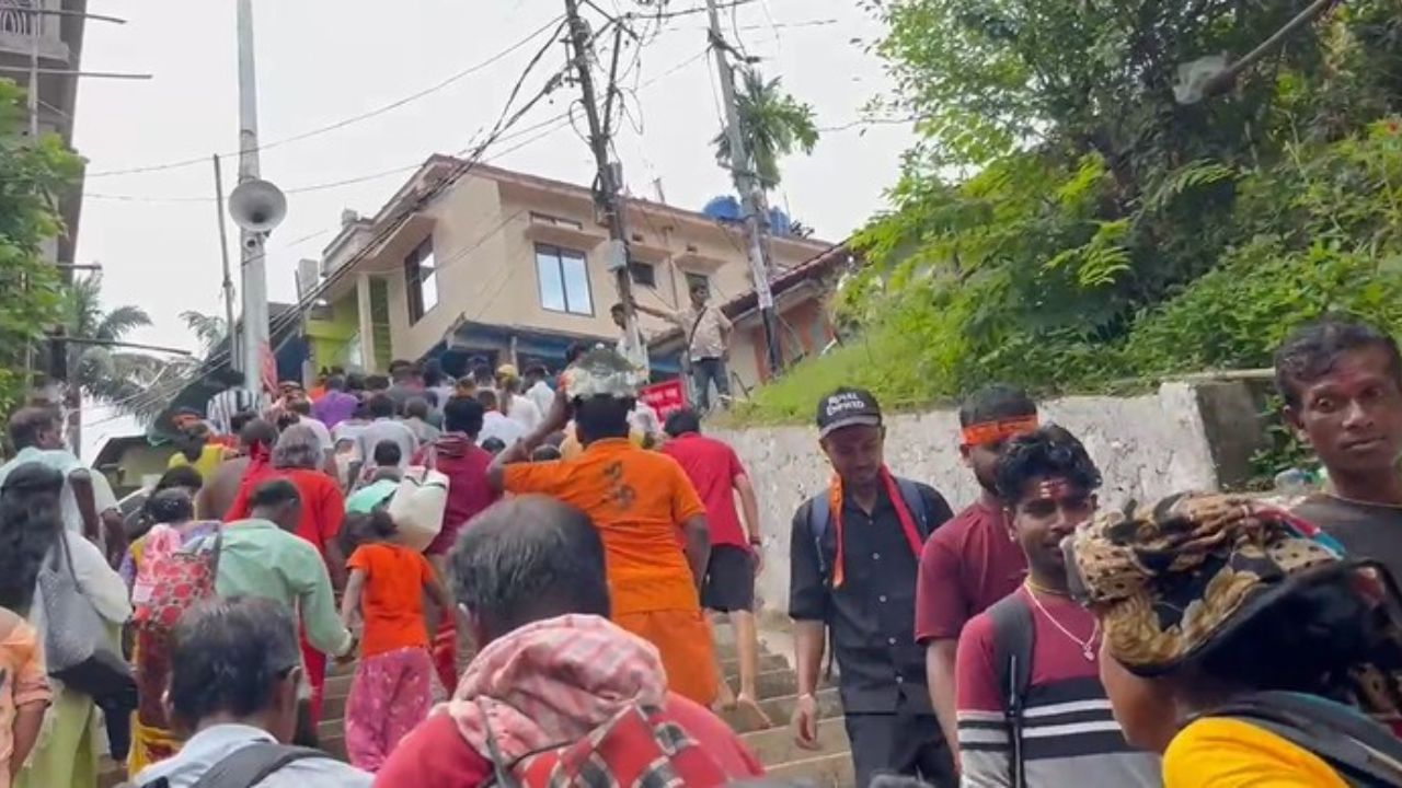 ভক্ত-দৰ্শনাৰ্থীৰ ভিৰৰ প্ৰতি লক্ষ্য ৰাখি কঠোৰ নিৰাপত্তা ব্যৱস্থা কৰা হৈছে কামাখ্যা দেৱালয়ত । আজি পুৱাৰে পৰা কামাখ্যা ধামত দেখা গৈছে অজস্ৰ ভক্তৰ সমাগম।