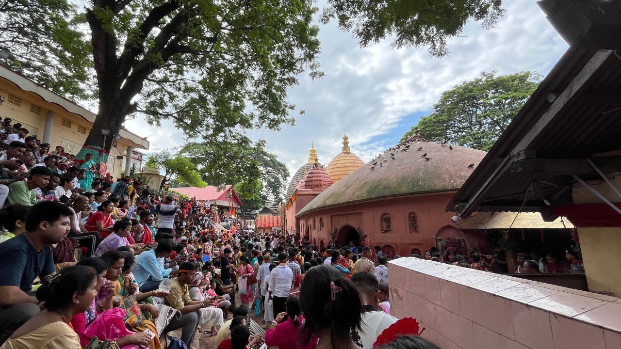 দেৱী পুৰাণত উল্লেখ কৰা অনুসৰি ৫১ খন শক্তি পীঠৰ ভিতৰত অন্যতম হৈছে কামাখ্যা দেৱীৰ মন্দিৰ। প্ৰতি বছৰে বহু ভক্তই কামাখ্যা মন্দিৰলৈ আহি দেৱীৰ দৰ্শন কৰে। কেৱল সেয়াই নহয়, সমগ্ৰ ভাৰতৰ পৰা বৃহৎ সংখ্যক সাধু-সন্যাসী আৰু তান্ত্ৰিক ইয়ালৈ আহে।
