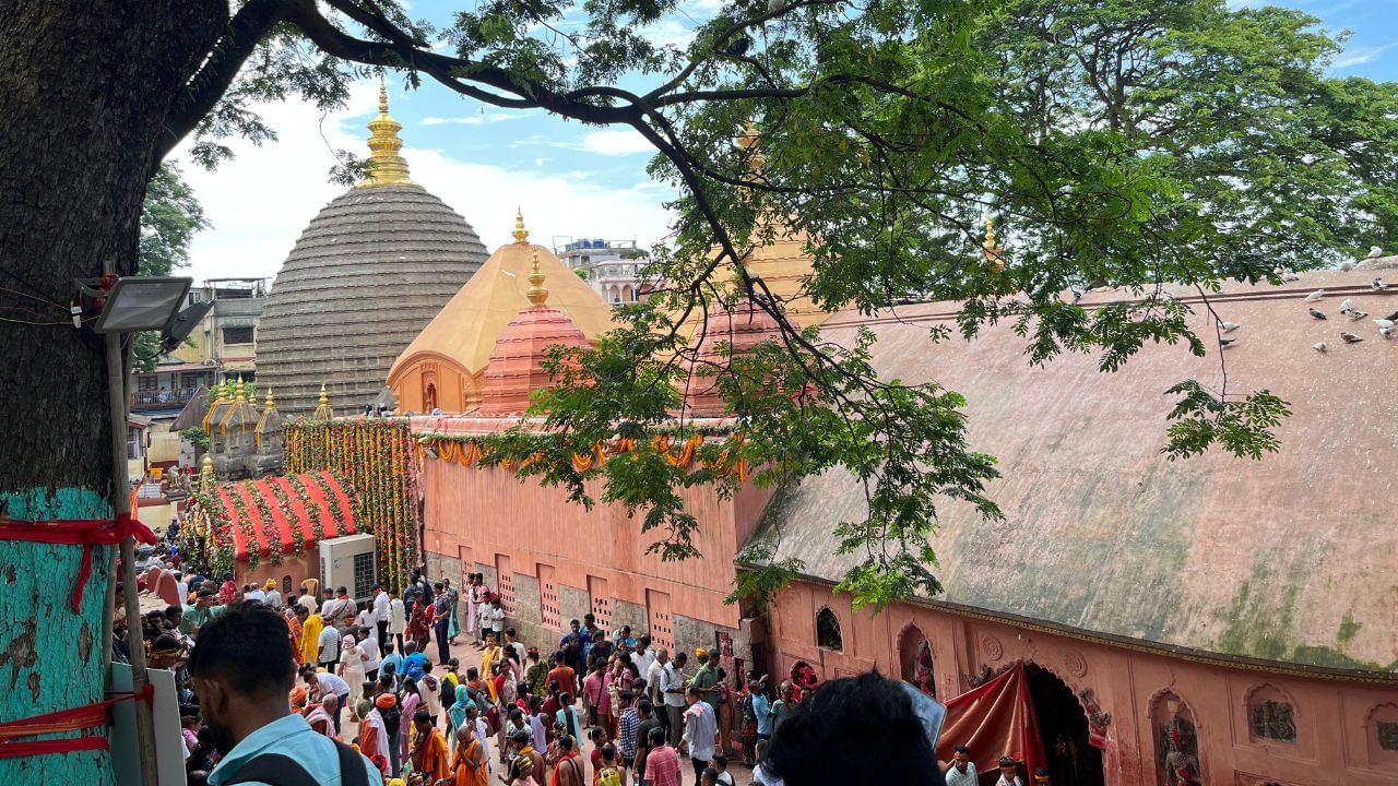 কামাখ্যা মন্দিৰত আৰম্ভ অম্বুবাচী মহাযোগ। নীলাচলৰ বুকুত বিৰাজ কৰিছে উখল-মাখল পৰিৱেশে। সাধু-সন্ন্যাসীৰে ভৰি পৰিছে কামাখ্যা ধাম।