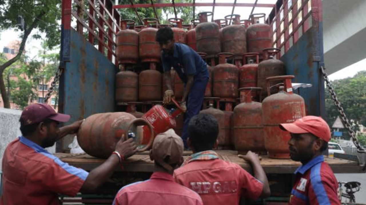 মাহৰ প্ৰথমতেই ২৫.৫০ টকাকৈ হ্ৰাস ৰন্ধন গেছৰ চিলিণ্ডাৰৰ দাম মাহৰ প্ৰথমতেই ২৫.৫০ টকাকৈ হ্ৰাস ৰন্ধন গেছৰ চিলিণ্ডাৰৰ দাম