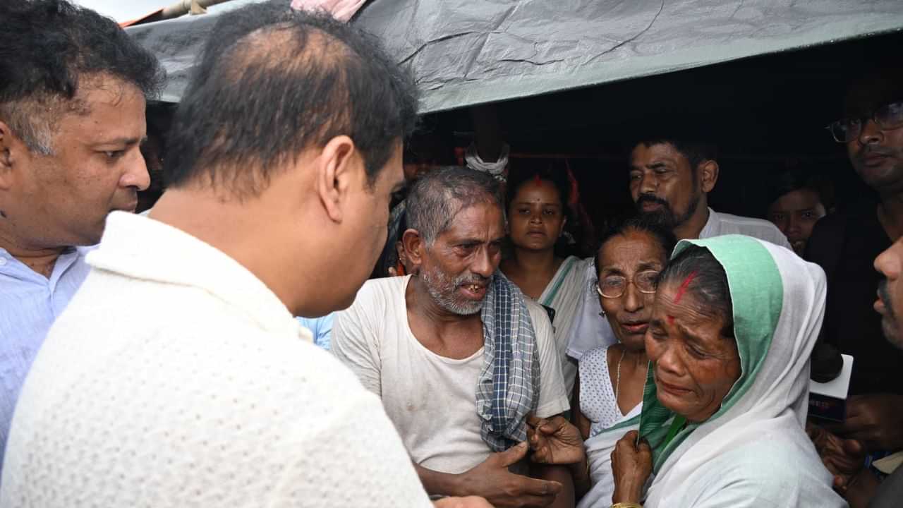 লখিমপুৰৰ বান বিধ্বস্ত অঞ্চলত মুখ্যমন্ত্ৰী, দুখ-দুৰ্দশাৰ কথা কৈ চকুলো টুকিলে বন্যাৰ্তই
