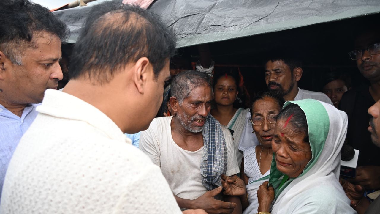 লখিমপুৰৰ বান বিধ্বস্ত অঞ্চলত মুখ্যমন্ত্ৰী, দুখ-দুৰ্দশাৰ কথা কৈ চকুলো টুকিলে বন্যাৰ্তই লখিমপুৰৰ বান বিধ্বস্ত অঞ্চলত মুখ্যমন্ত্ৰী, দুখ-দুৰ্দশাৰ কথা কৈ চকুলো টুকিলে বন্যাৰ্তই