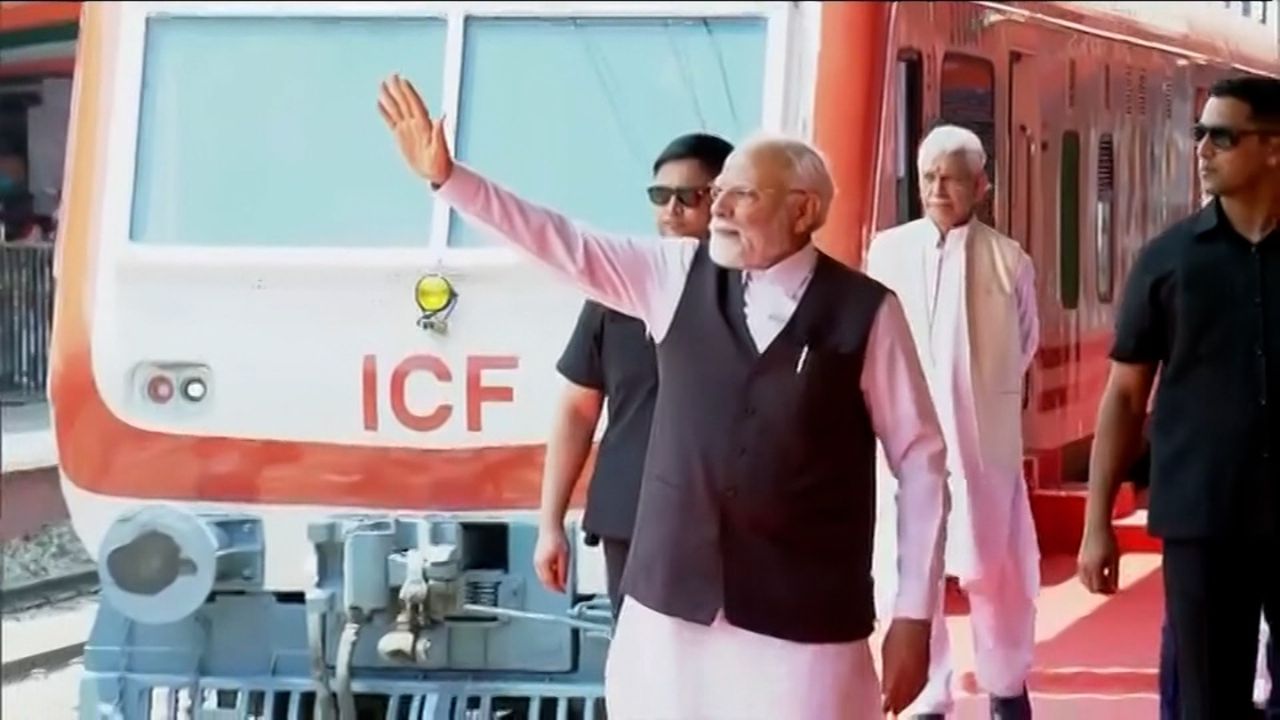 কাশ্মীৰত প্ৰধানমন্ত্ৰী মোদী: ৰে’লৱে উন্নয়নৰ পৰা অপাৰেশ্যন সেন্দূৰলৈ উদাত্ত ভাষণ প্ৰধানমন্ত্ৰীৰ কাশ্মীৰত প্ৰধানমন্ত্ৰী মোদী: ৰে’লৱে উন্নয়নৰ পৰা অপাৰেশ্যন সেন্দূৰলৈ উদাত্ত ভাষণ প্ৰধানমন্ত্ৰীৰ