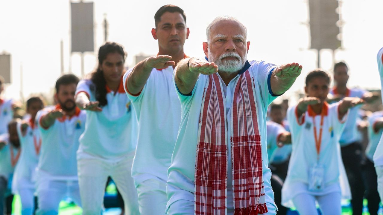 International Yoga Day 2025: ডিঙিত ফুলাম গামোচা লৈ বিশাখাপট্টনমত যোগাসন প্ৰধানমন্ত্ৰী মোদীৰ International Yoga Day 2025: ডিঙিত ফুলাম গামোচা লৈ বিশাখাপট্টনমত যোগাসন প্ৰধানমন্ত্ৰী মোদীৰ