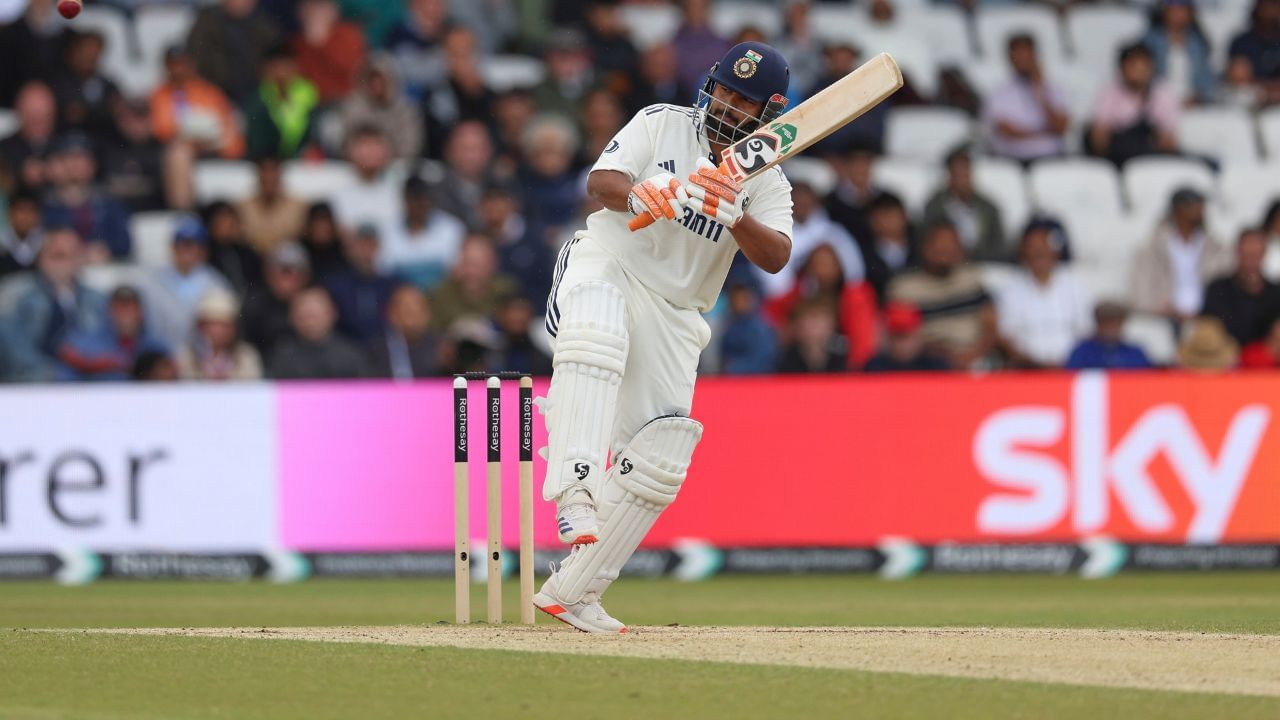 এই টেষ্টখনত পণ্টে দুয়োটা ইনিংছত মুঠ ৯টা ছয় কোবায়। প্ৰথম ইনিংছত ৬টা ছয় কোবোৱা পণ্টে দ্বিতীয় ইনিংছতো ৩টা ছয় কোবায়। এইদৰে ইংলেণ্ডৰ মাটিত টেষ্টত সৰ্বাধিক ছয় কোবোৱা বিদেশী বেটাৰ হিচাপে পৰিগণিত হয় পণ্ট। সামগ্ৰিকভাৱে এই কৃতিত্ব অৰ্জন কৰা তৃতীয়গৰাকী বেটাৰ ঋষভ পণ্ট। ভাৰতীয় তাৰকাগৰাকীৰ পূৰ্বে ২০০৫ চনত বাৰ্মিংহামত অষ্ট্ৰেলিয়াৰ বিৰুদ্ধে এণ্ড্ৰিউ ফ্লিণ্টফে আৰু ২০২৩ চনত লৰ্ডছত অষ্ট্ৰেলিয়াৰ বিৰুদ্ধেই বেন ষ্ট’কছে ৯টাকৈ ছয় কোবাইছিল।
