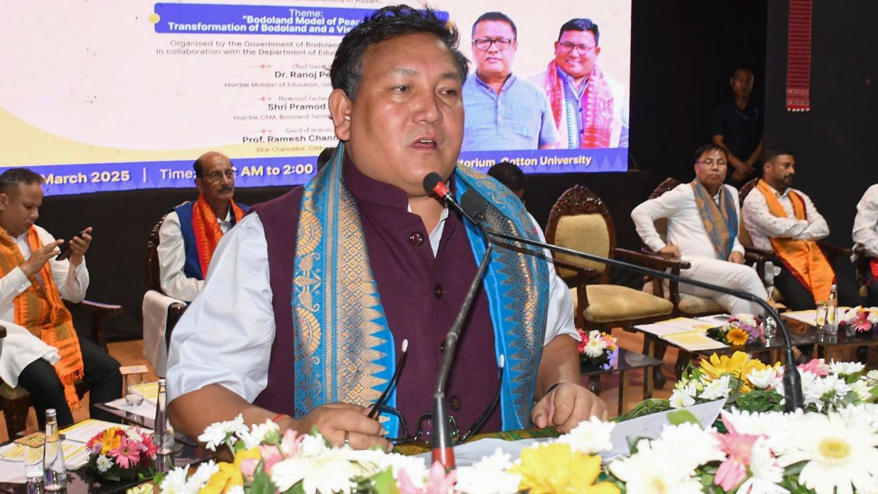 “বড়োলেণ্ডত উদ্যোগ স্থাপনৰ নামত গতাই দিয়া নহ’ব খিলঞ্জীয়াৰ মাটি”, পৰ্বতঝোৰাৰ প্ৰতিবাদৰ পাছতে এই বাৰ্তা প্ৰমোদ বড়োৰ “বড়োলেণ্ডত উদ্যোগ স্থাপনৰ নামত গতাই দিয়া নহ’ব খিলঞ্জীয়াৰ মাটি”, পৰ্বতঝোৰাৰ প্ৰতিবাদৰ পাছতে এই বাৰ্তা প্ৰমোদ বড়োৰ